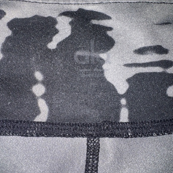 Alo Yoga Airbrush Leggings in Tie Dye M excellent condition black gray - Picture 7 of 9